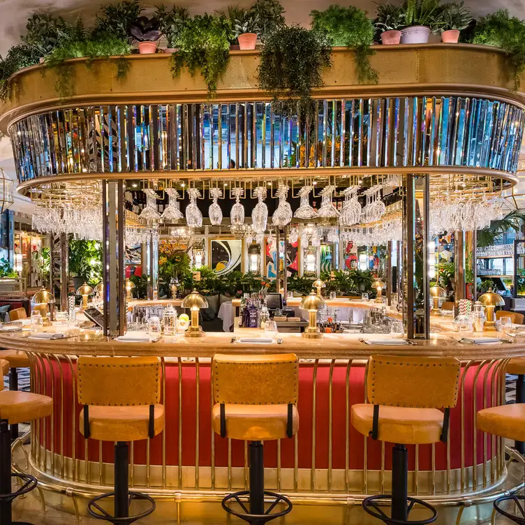 The mirrored, island bar at The Ivy Brasserie, Spinningfields.