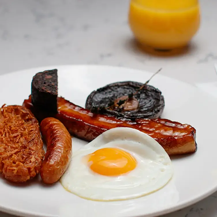 A fried breakfast with sausage, egg, and black pudding at Brasserie Sixty6, one of Dublin’s best brunch spots.