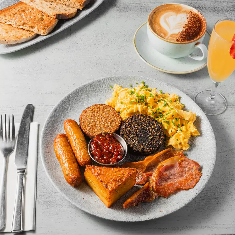 A fry-up with sausages and black pudding at Gourmet Food Parlour, one of the best brunches in Dublin.