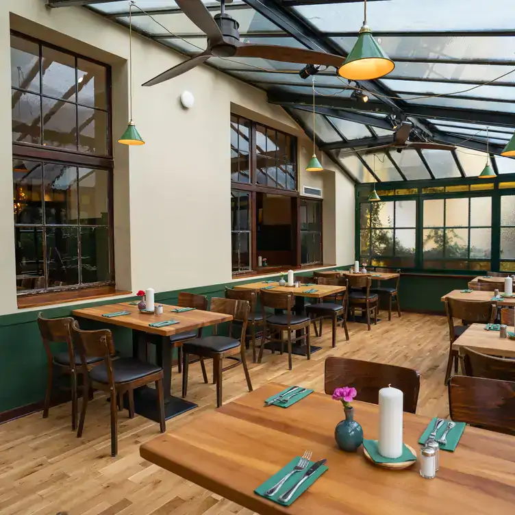 A covered terrace with a glass roof at Schnitzelei in Berlin.