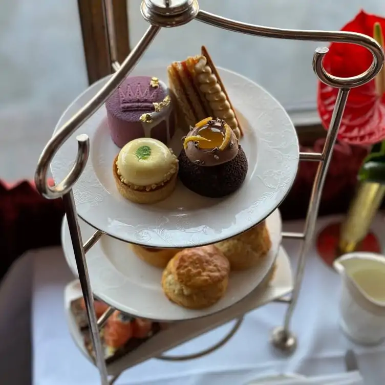 afternoon-tea-in-the-palace-lounge-at-the-rubens-hotel-4