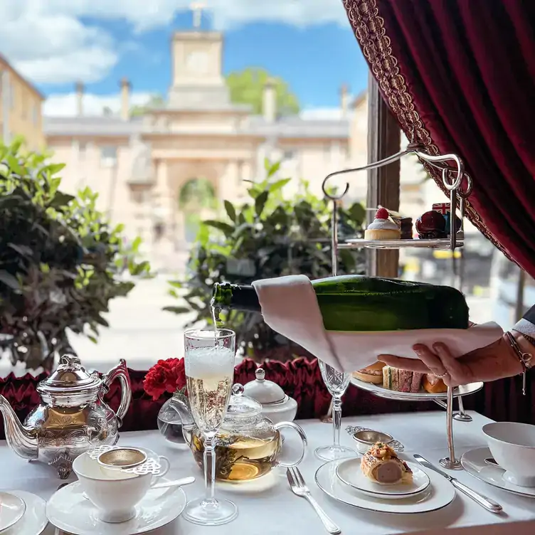 afternoon-tea-in-the-palace-lounge-at-the-rubens-hotel-1