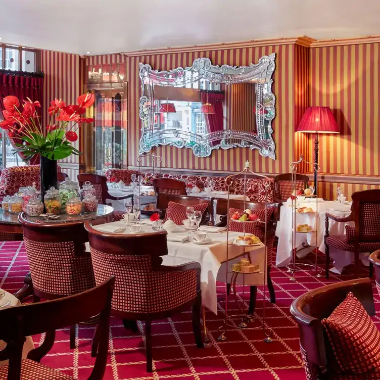 afternoon-tea-in-the-palace-lounge-at-the-rubens-hotel-3