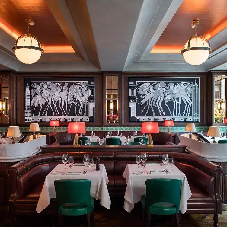 The art deco style dining room at Smith & Wollensky, one of the best restaurants in Trafalgar Square, London.