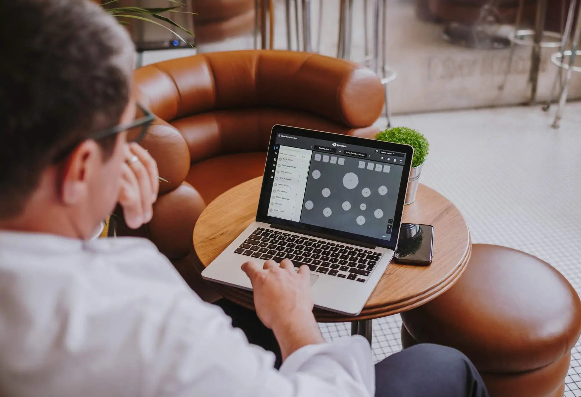 Restaurant employee using a table management software