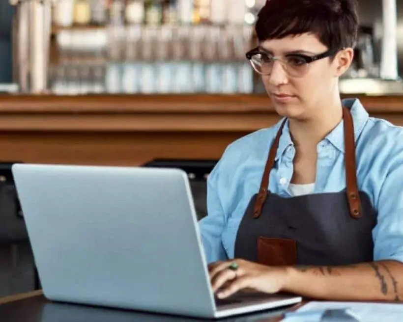 restaurateur working on laptop