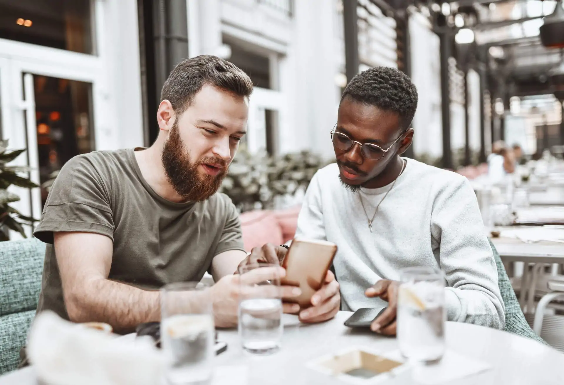 friends-in-restaurant-with-mobile